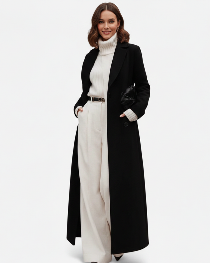 Femme portant un manteau long noir chic et polyvalent avec col revers, parfait pour mi-saison et l'hiver.