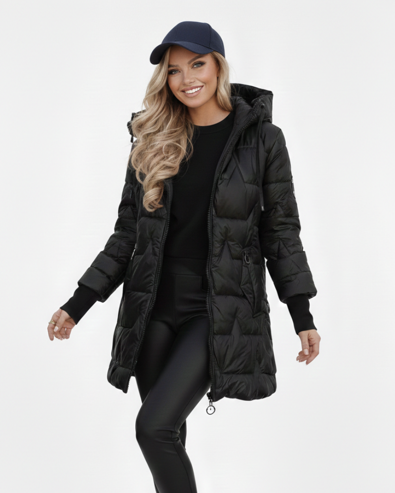 Manteau d'hiver femme avec boutons raffinés, capuche protectrice et tissu chaud. Idéal pour la mode hivernale.