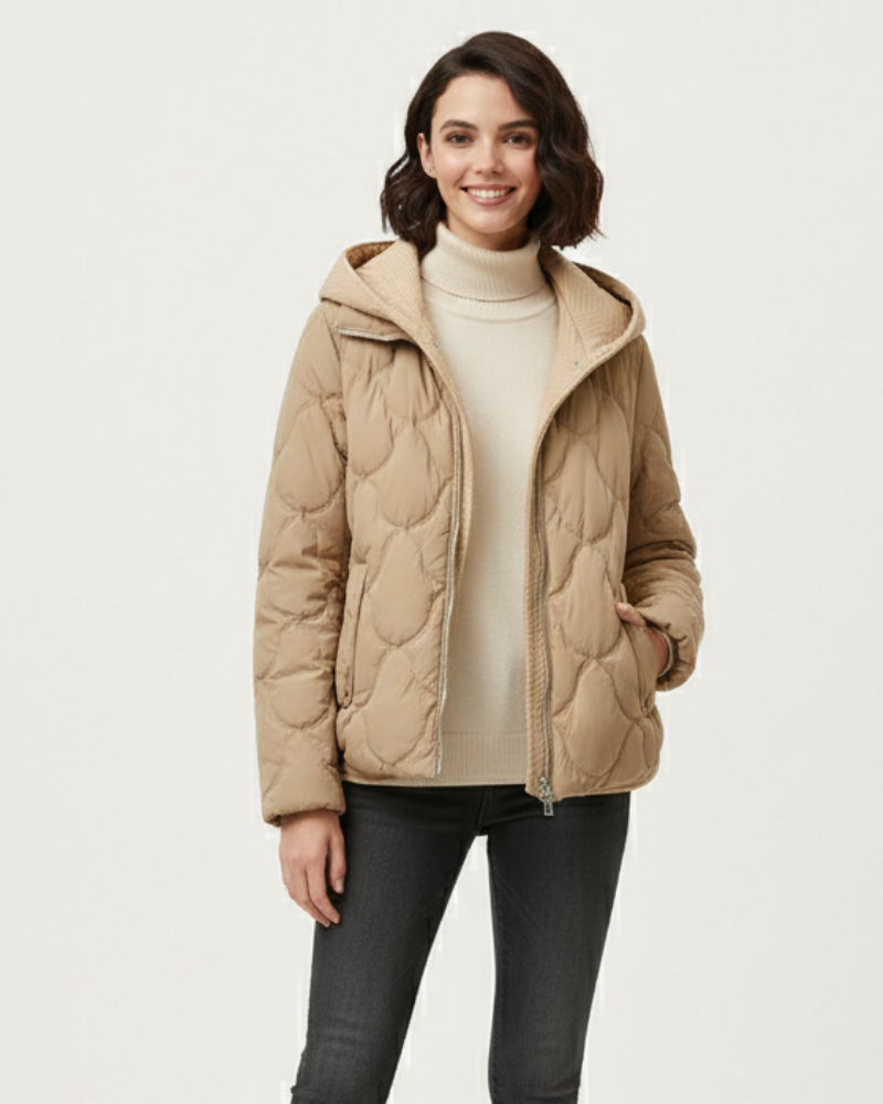 Veste doudoune femme matelassée courte avec capuche, parfaite pour l'automne-hiver, alliant chaleur et style mode.