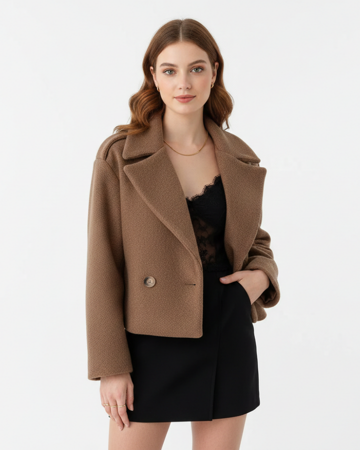 Manteau femme tendance coupe oversize, veste courte élégante avec double boutonnage et col revers chic.