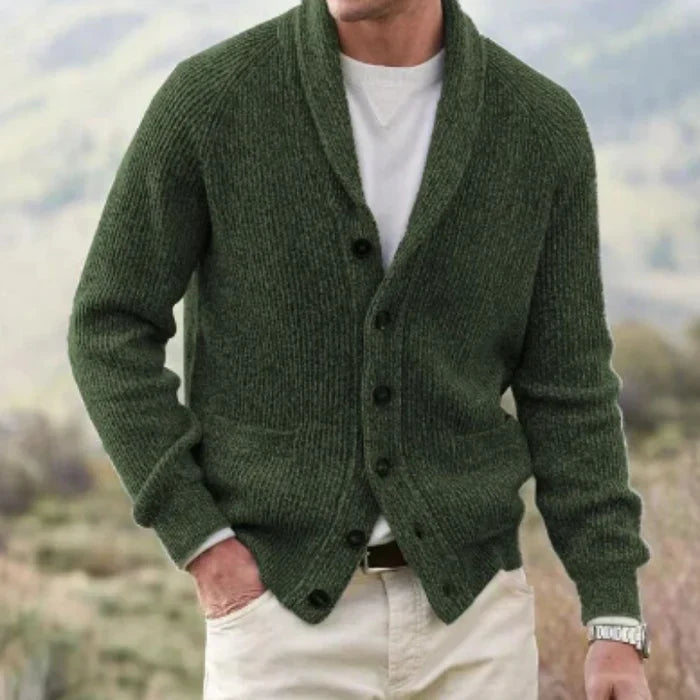Cardigan vintage homme boutonné col V, élégance tricotée, mode intemporelle pour un look rétro chic.