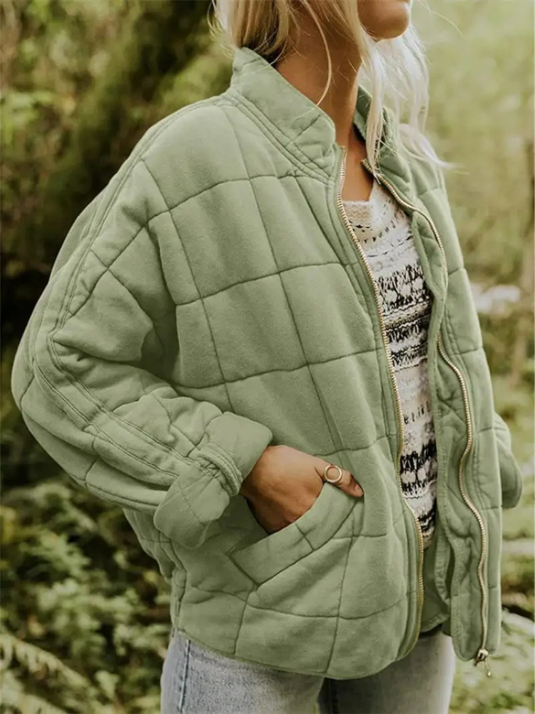 Manteau matelassé femme hiver, style urbain chic, apporte chaleur et confort.