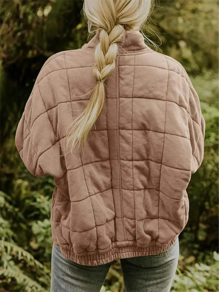 Veste chaude femme matelassée, look tendance automne hiver, style urbain.