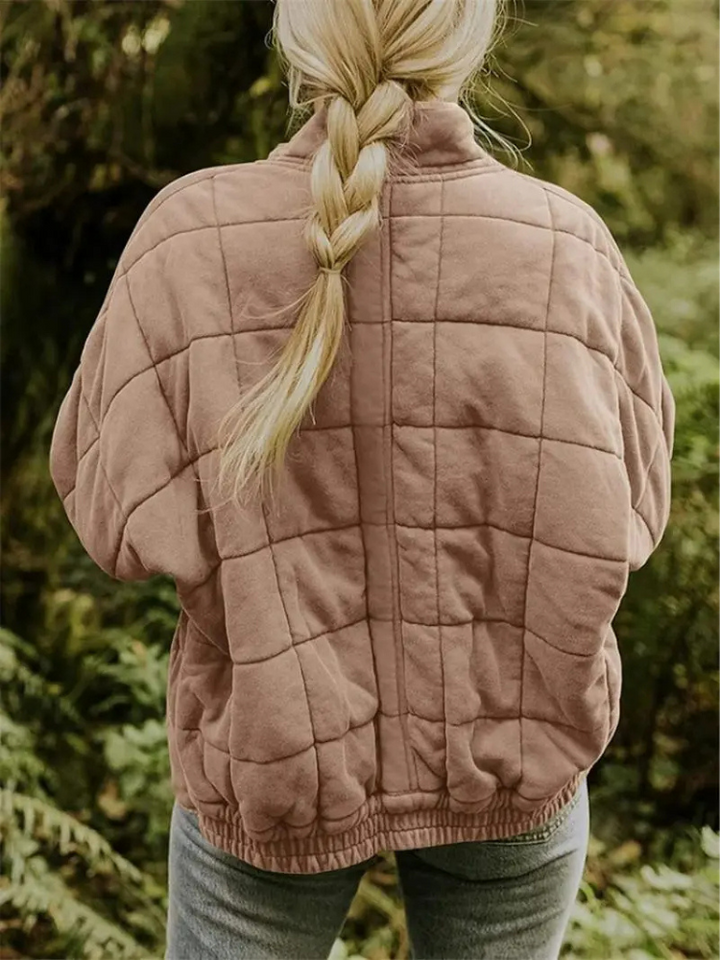 Veste chaude femme matelassée, look tendance automne hiver, style urbain.