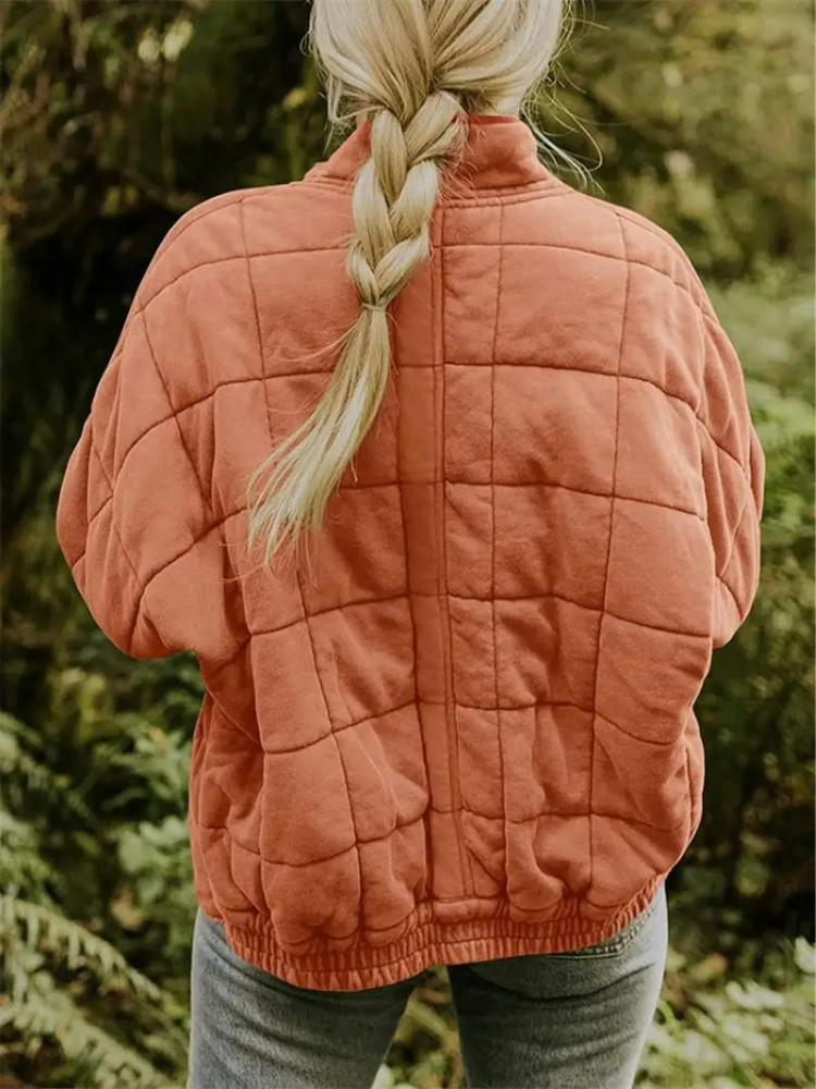 Veste femme matelassée, vêtement chaud et stylé, parfait pour la mode urbaine.