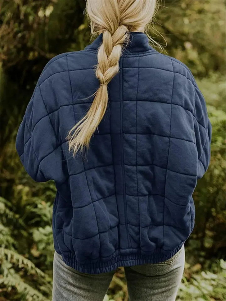 Blouson femme matelassé tendance, élégance décontractée pour l'hiver.