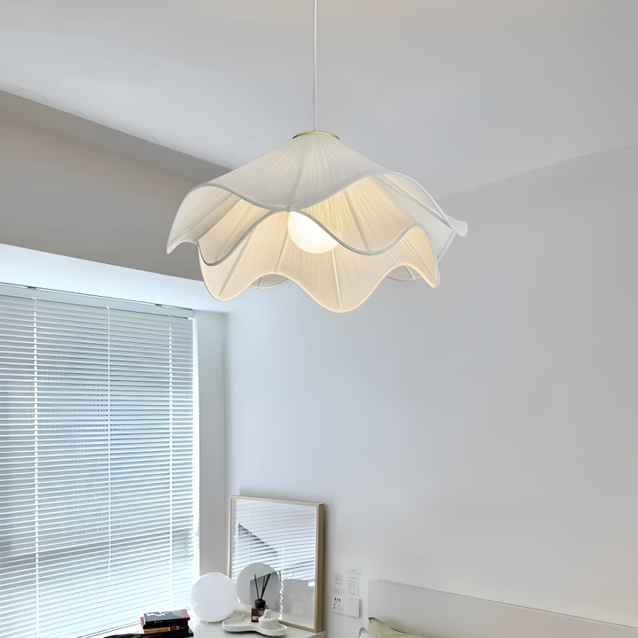 Suspension minimaliste Japandi en tissu à design floral, pour éclairage doux et ambiance moderne.