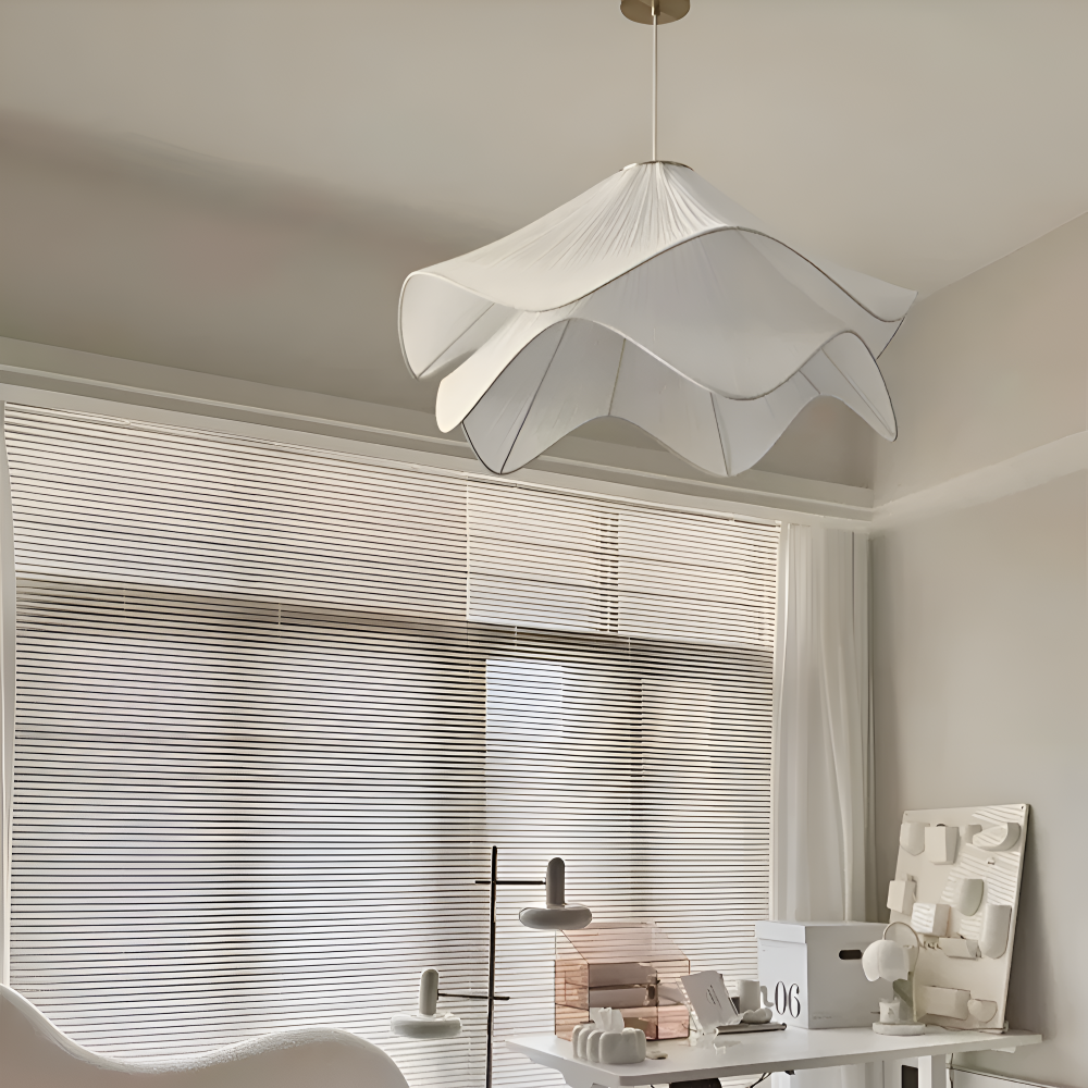 Lampe suspendue en tissu fleuri, style Japandi, illumine votre intérieur avec une lumière douce.
