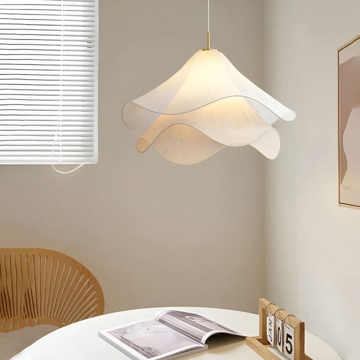 Luminaire Japandi en tissu à motif floral, parfait pour apporter une touche zen à votre maison.