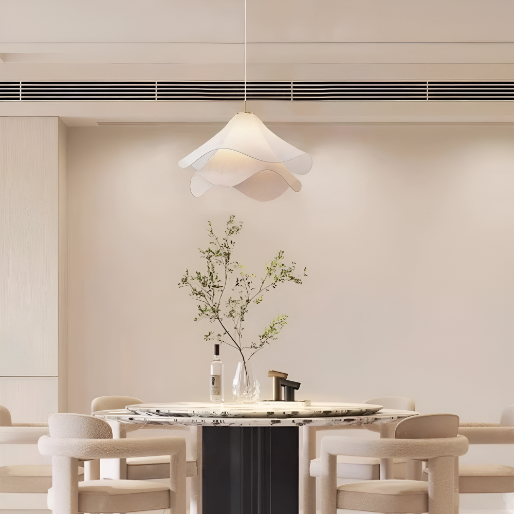 Luminaire suspendu design floral en tissu, apporte une lumière douce et style Japandi à votre maison.