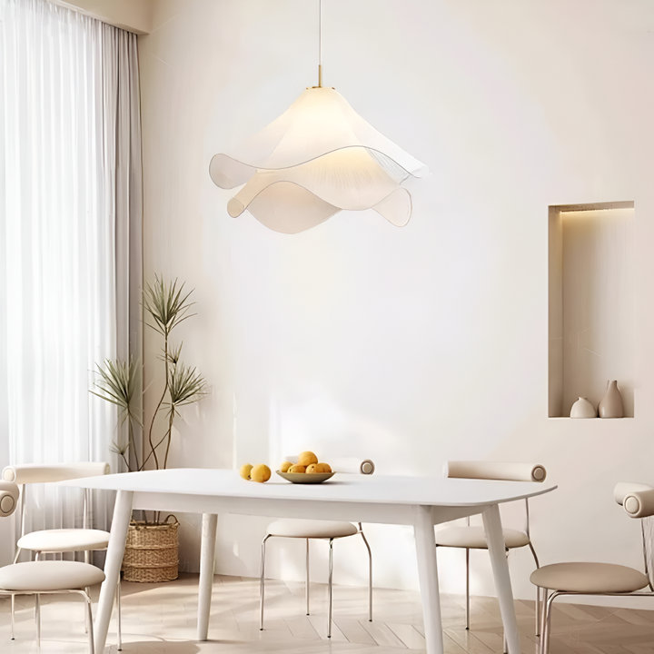 Lampe de plafond Japandi minimaliste en tissu fleuri, idéale pour chambre, salon ou salle à manger.