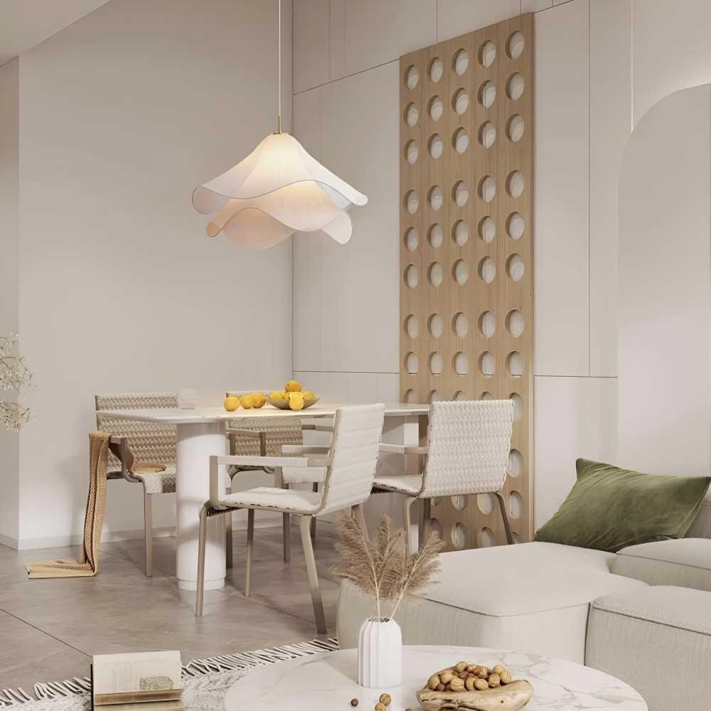 Élégante suspension Japandi en tissu avec motif floral, pour une décoration intérieure moderne et zen.