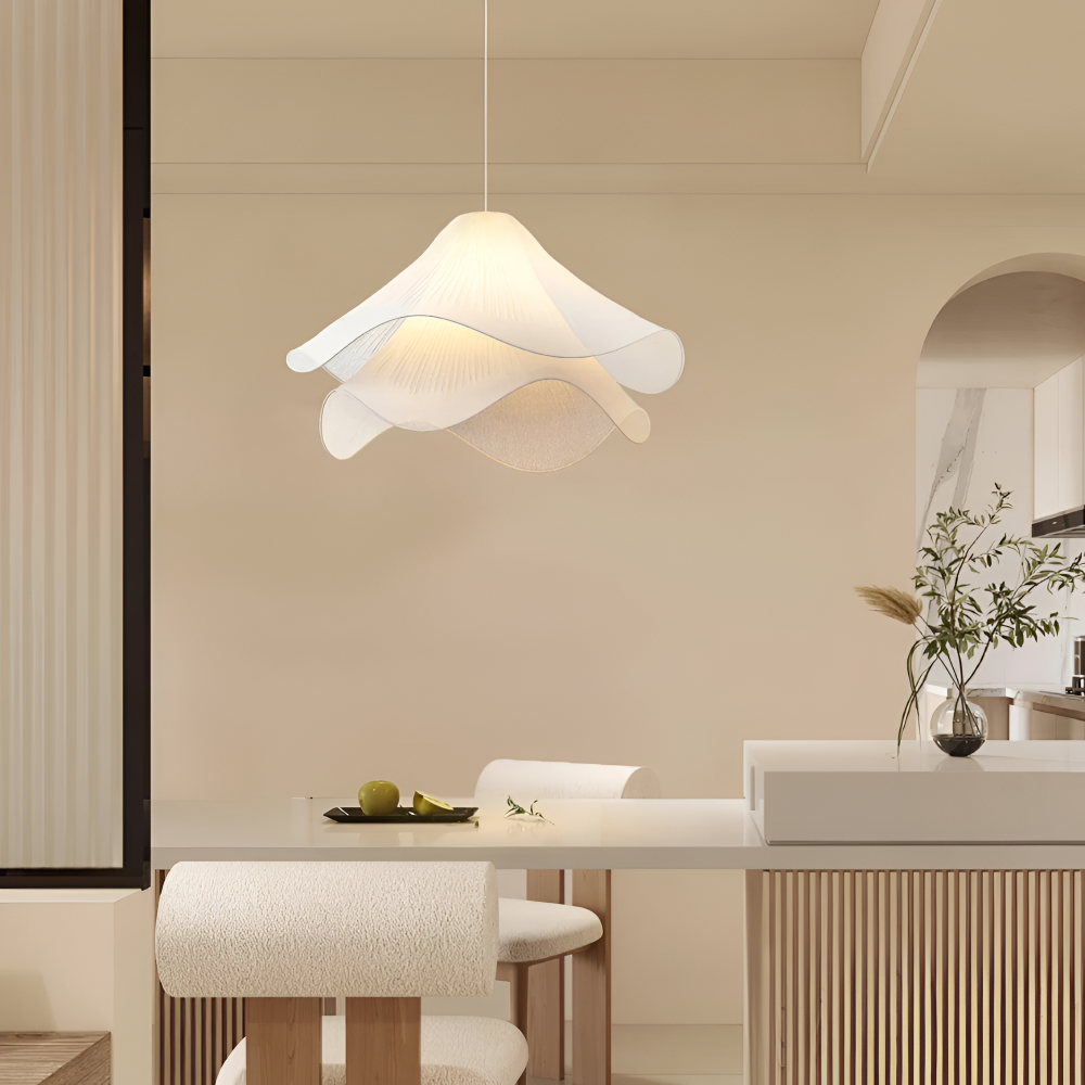 Lampe suspendue design Japandi en tissu fleuri, crée une lumière douce et ambiance relaxante.