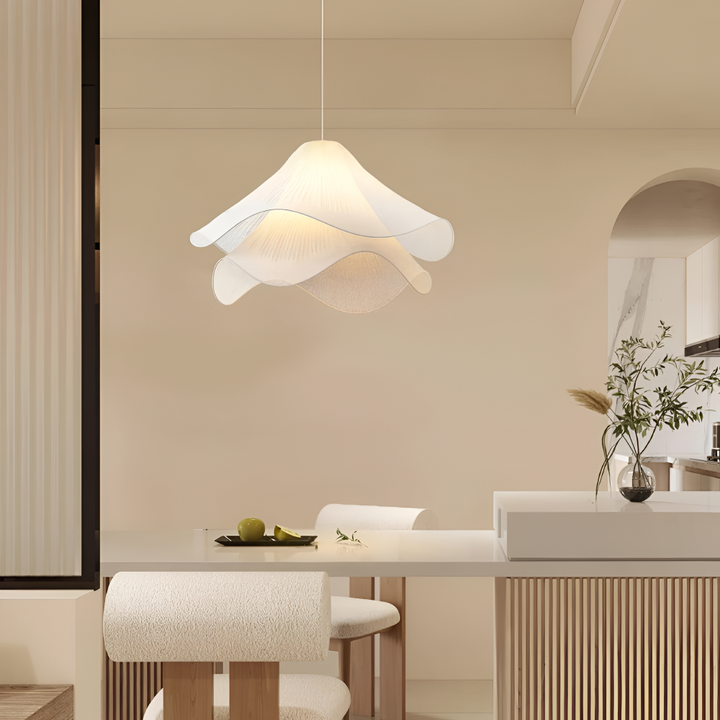 Lampe suspendue design Japandi en tissu fleuri, crée une lumière douce et ambiance relaxante.