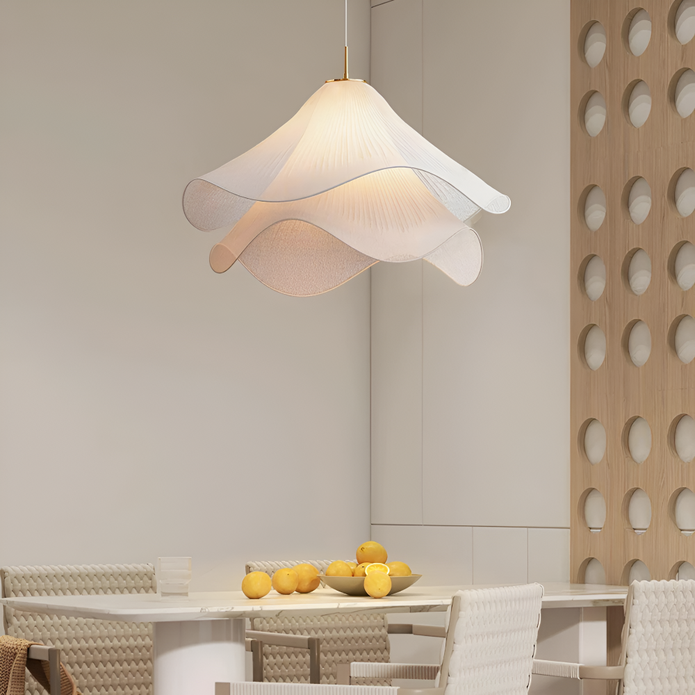 Luminaire suspendu en tissu floral pour intérieur, style Japandi, parfait pour un éclairage doux.