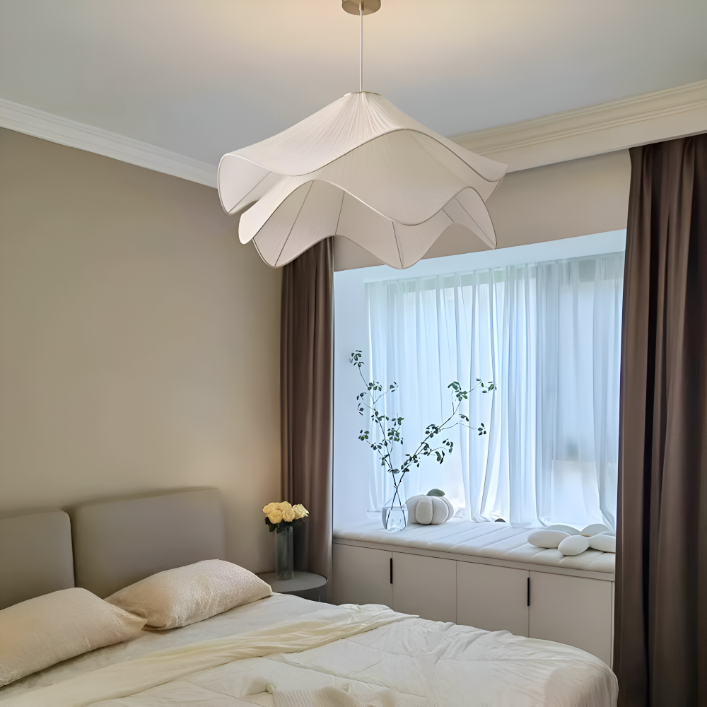 Lampe de plafond Japandi avec motif fleuri, en tissu pour une décoration intérieure zen et élégante.