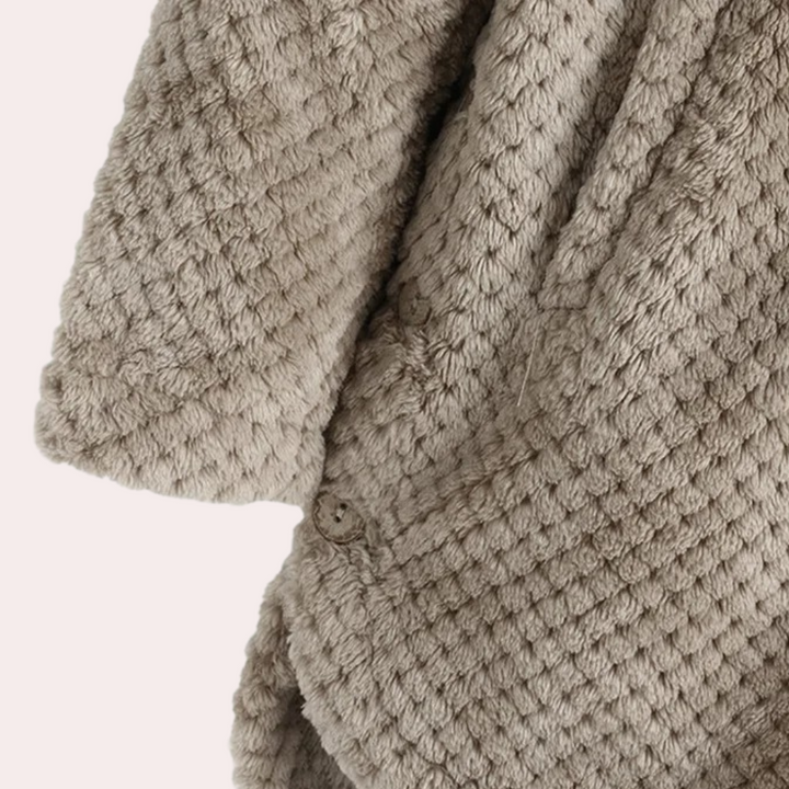 Cardigan femme confortable à capuche, coupe longue moderne pour un look hivernal décontracté et chic.