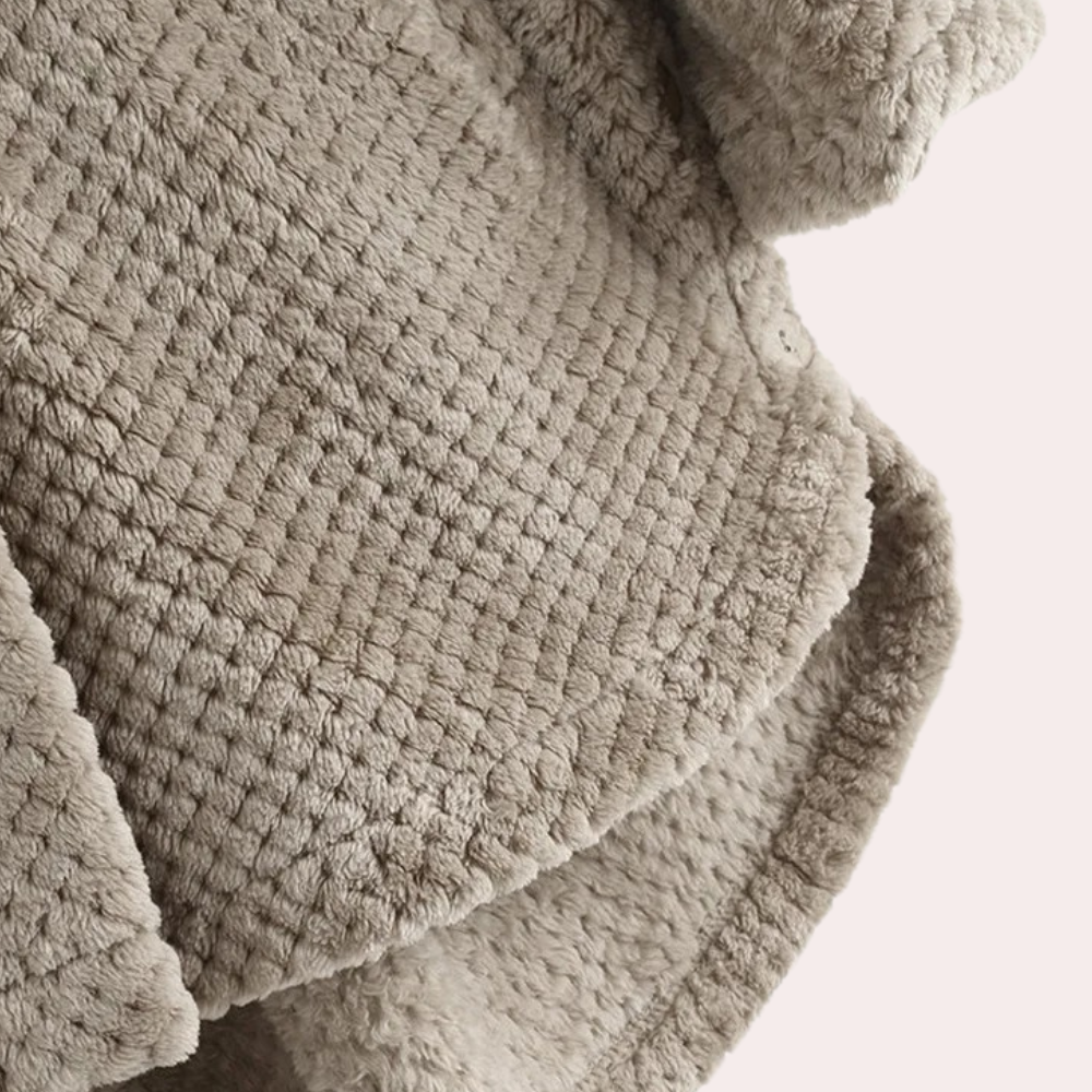 Mode femme : cardigan long élégant à capuche, parfait pour rester au chaud avec style en automne.