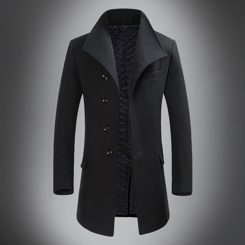 Vue latérale du manteau classique homme, montrant le tissu chaud et le design sophistiqué pour l'hiver.