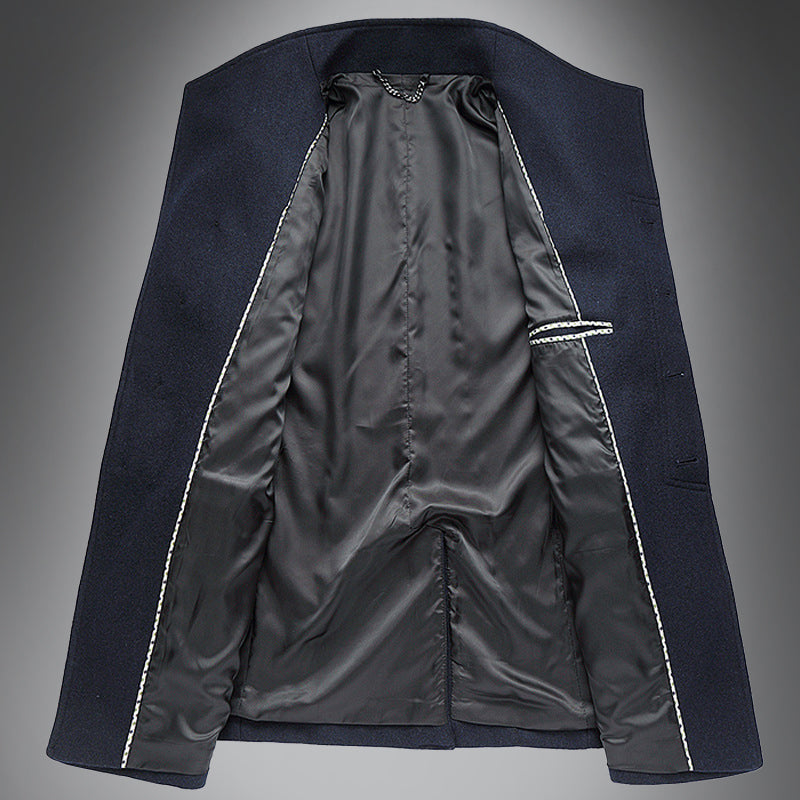 Manteau classique homme élégant d'hiver, style raffiné et chic. Vêtement extérieur sophistiqué.