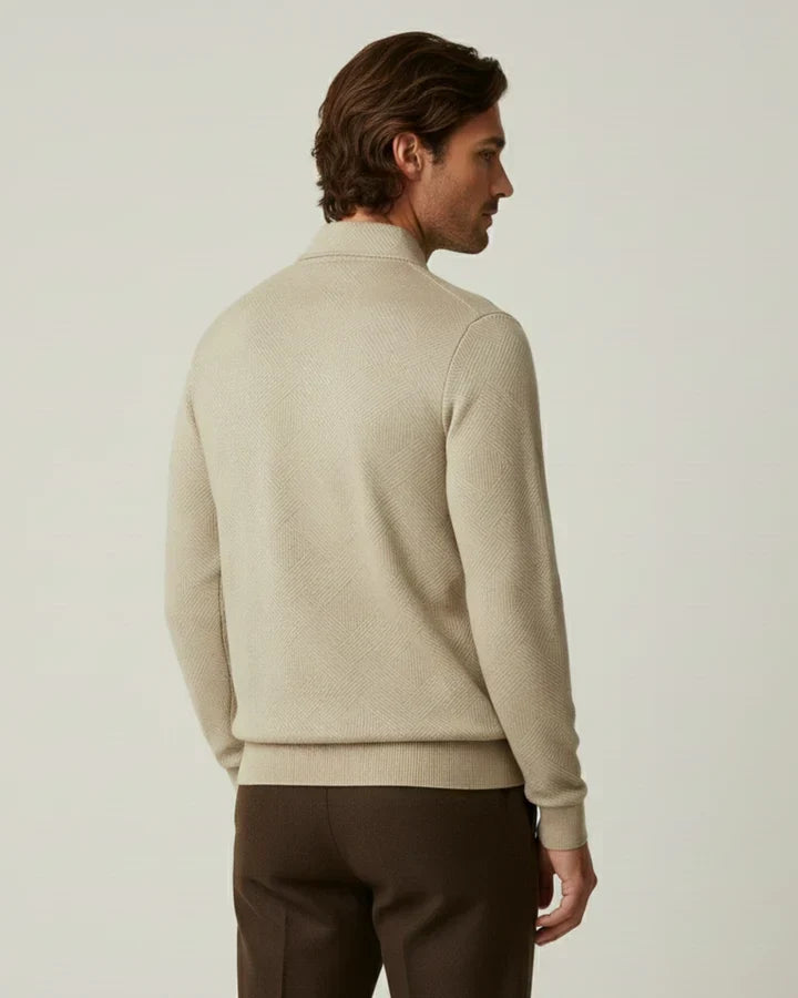 Détail pull homme col polo zippé : maille texturée fine, élégance et chaleur, style décontracté.