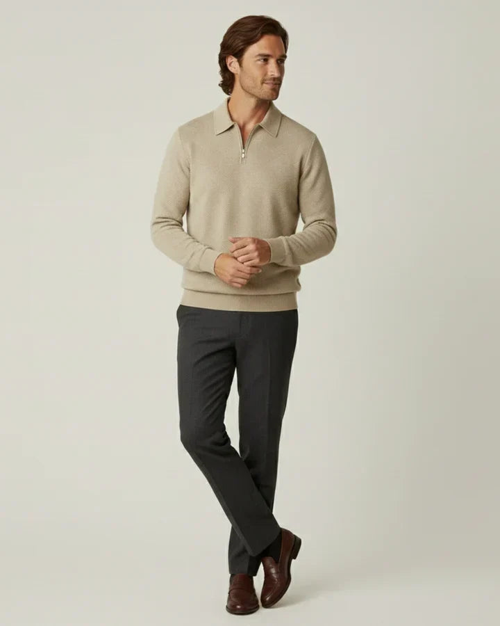 Homme portant pull élégant col polo zippé, look décontracté-chic. Mode masculine automne/hiver.