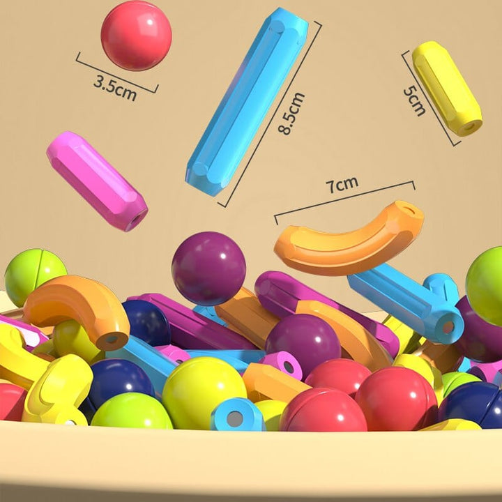 Enfants jouant avec un jeu de construction magnétique coloré, stimulant l'imagination et le développement.