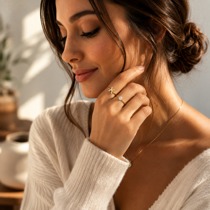 Bague initiale or, ajustable pour femme, bijou personnalisé chic.