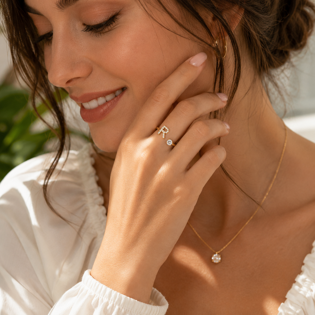 Bague alphabet ajustable, élégant bijou personnalisé pour femmes.