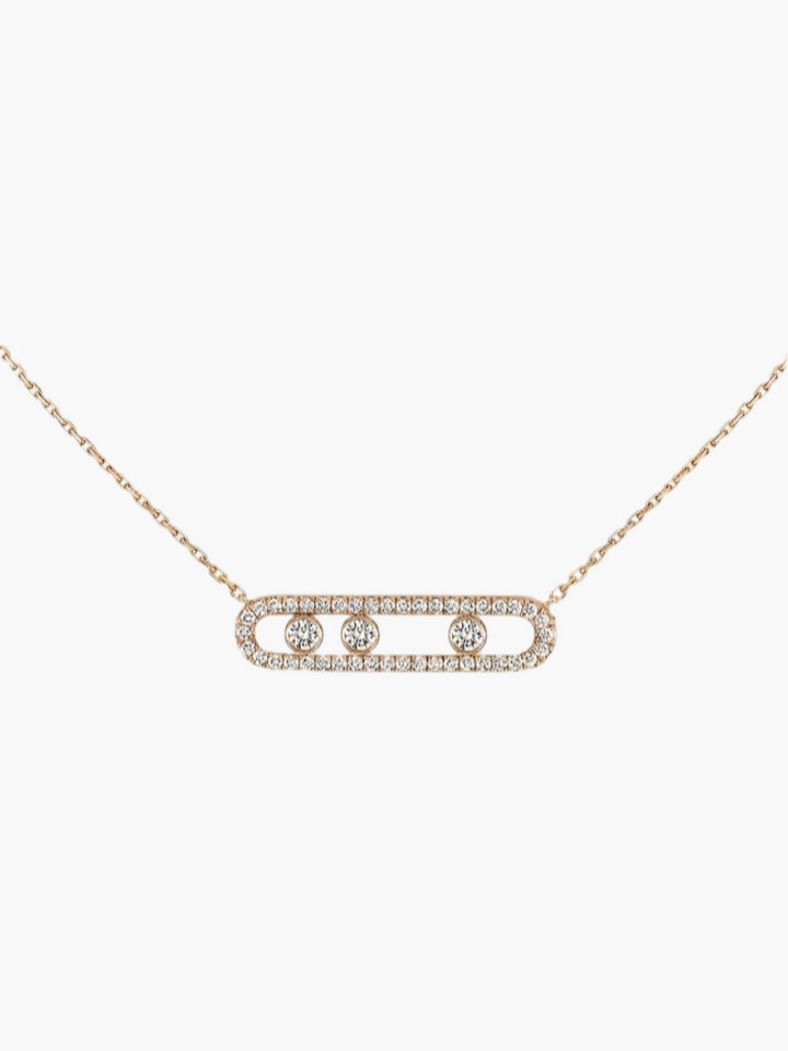 Gros plan sur un collier filigrane orné de pierres mobiles, bijou élégant et moderne pour femme.