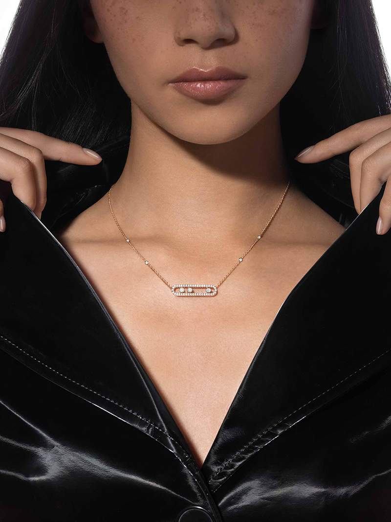 Collier bijou filigrane argenté, pierres mobiles captant la lumière, parfait pour femme.