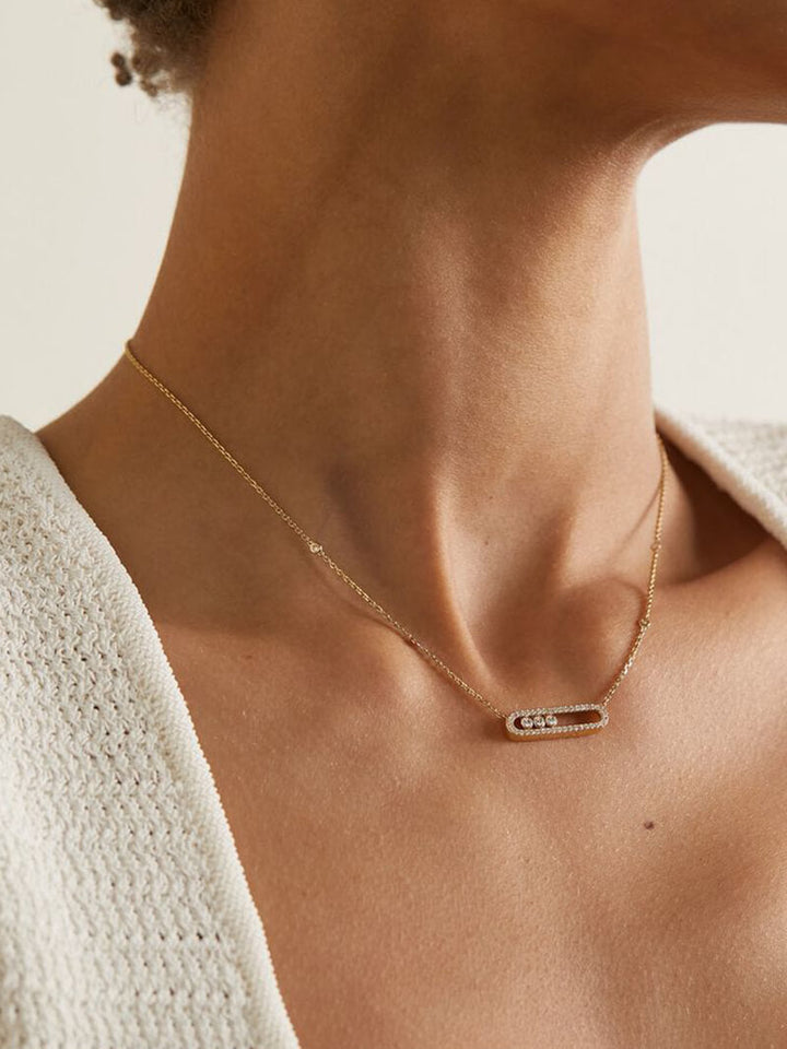 Collier élégant pour femme, finition filigrane délicate, avec pierres brillantes et mobiles.