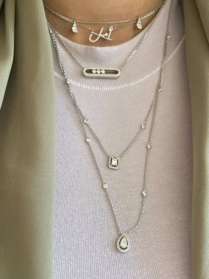 Ornement féminin en filigrane doré, pierres mobiles pour un mouvement délicat et une touche chic.