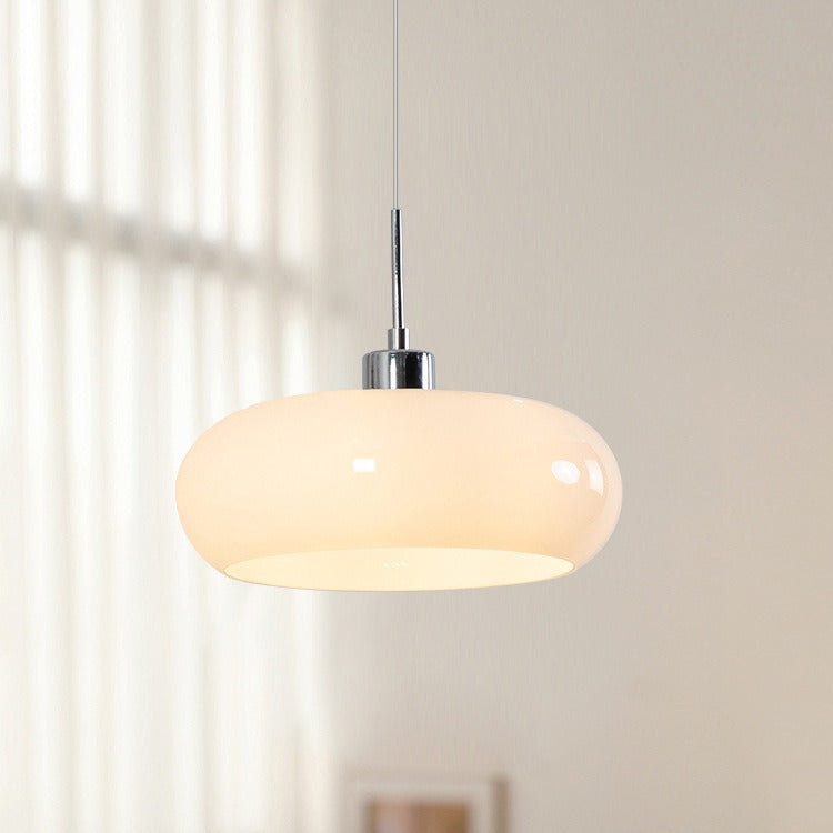 Luminaire suspendu style Bauhaus. Crée une une ambiance moderne et chaleureuse, parfait pour une salle à manger.