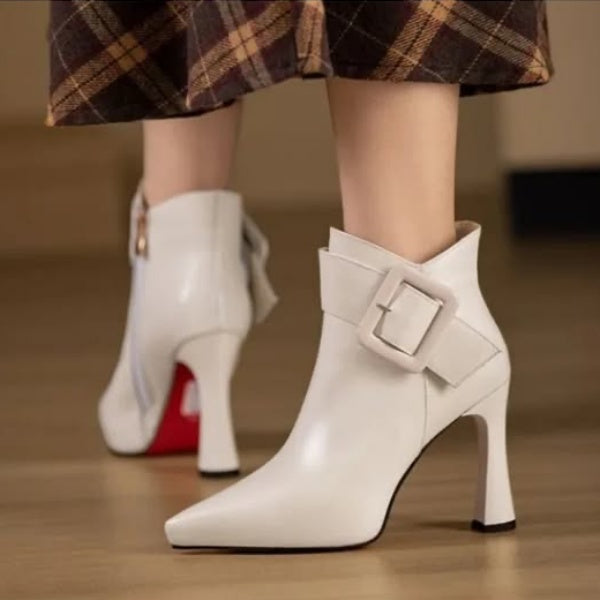 Silhouette complète des bottes femme élégantes à boucles, offrant un style tendance et féminin.