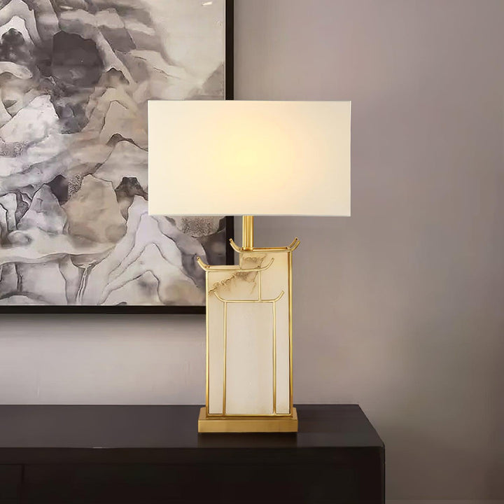 Objet déco: lampe de table rectangulaire dorée, abat-jour albâtre blanc. Design épuré et chic.