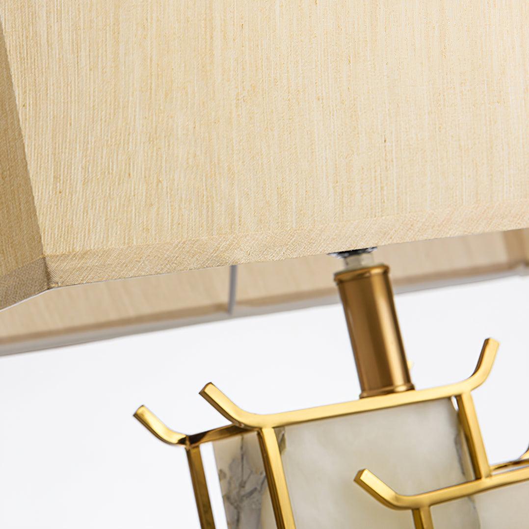 Lampe de bureau rectangulaire dorée, abat-jour albâtre. Lumière douce, design contemporain.