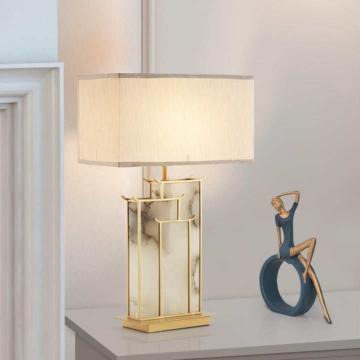 Lampe de luxe rectangulaire en albâtre blanc et métal doré. Éclairage design moderne.