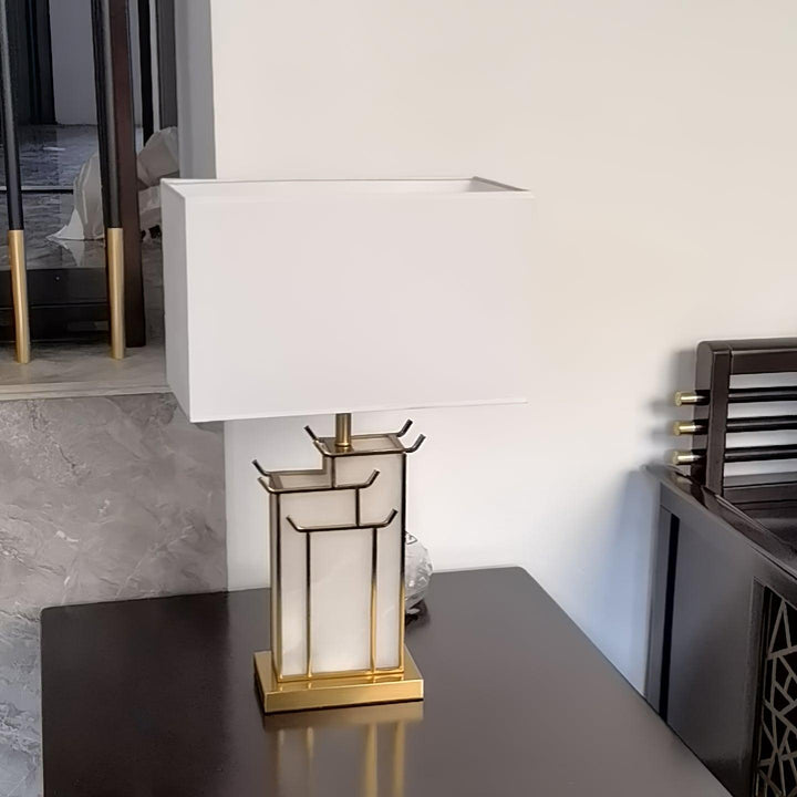 Design moderne: lampe de table rectangulaire or+blanc, corps vertical encadré. Éclairage.