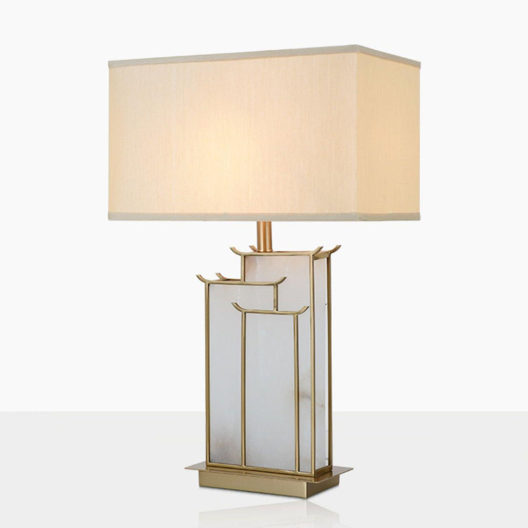 Abat-jour rectangulaire blanc en albâtre, corps doré. Lampe de table pour un intérieur de luxe moderne.