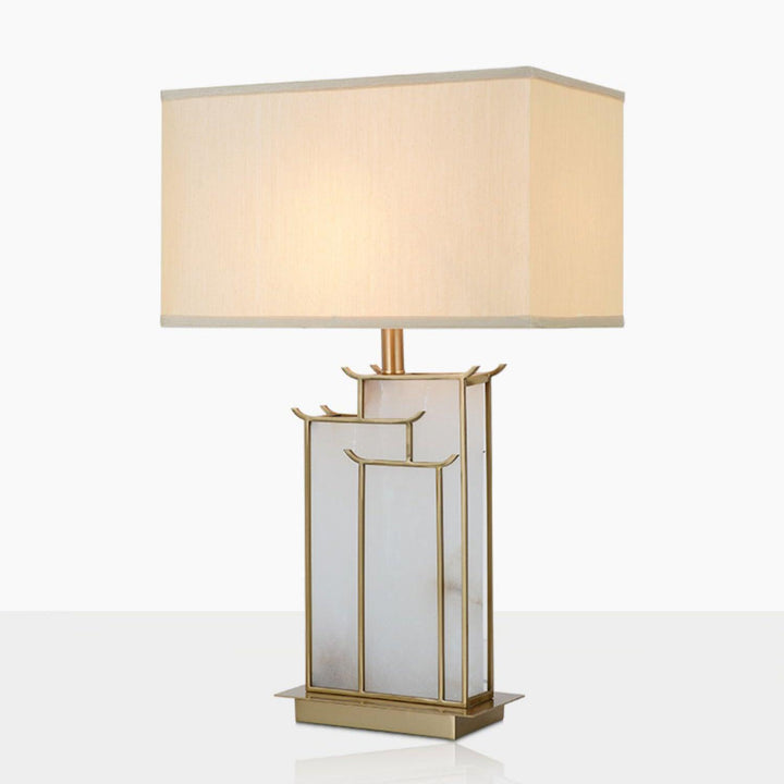 Abat-jour rectangulaire blanc en albâtre, corps doré. Lampe de table pour un intérieur de luxe moderne.