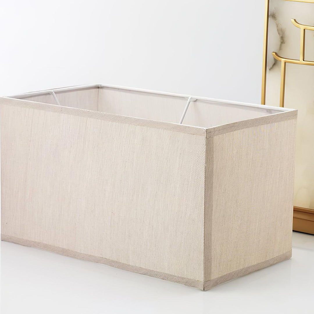 Lampe de table pour salon, rectangulaire, albâtre blanc et métal doré. Ambiance cosy et luxe.
