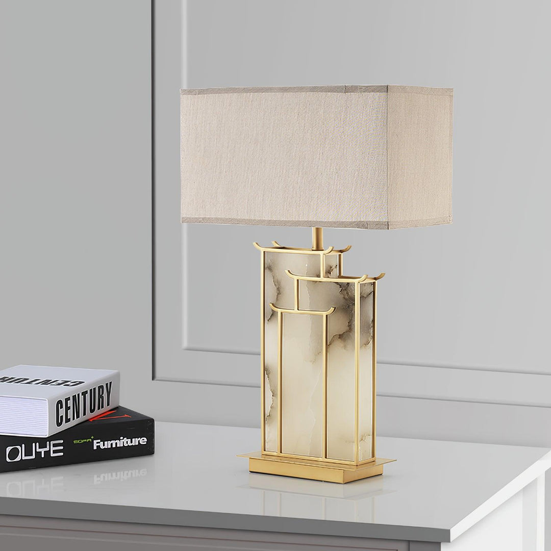 Lampe de luxe en albâtre et métal doré, design rectangulaire. Parfait pour un bureau chic et moderne.