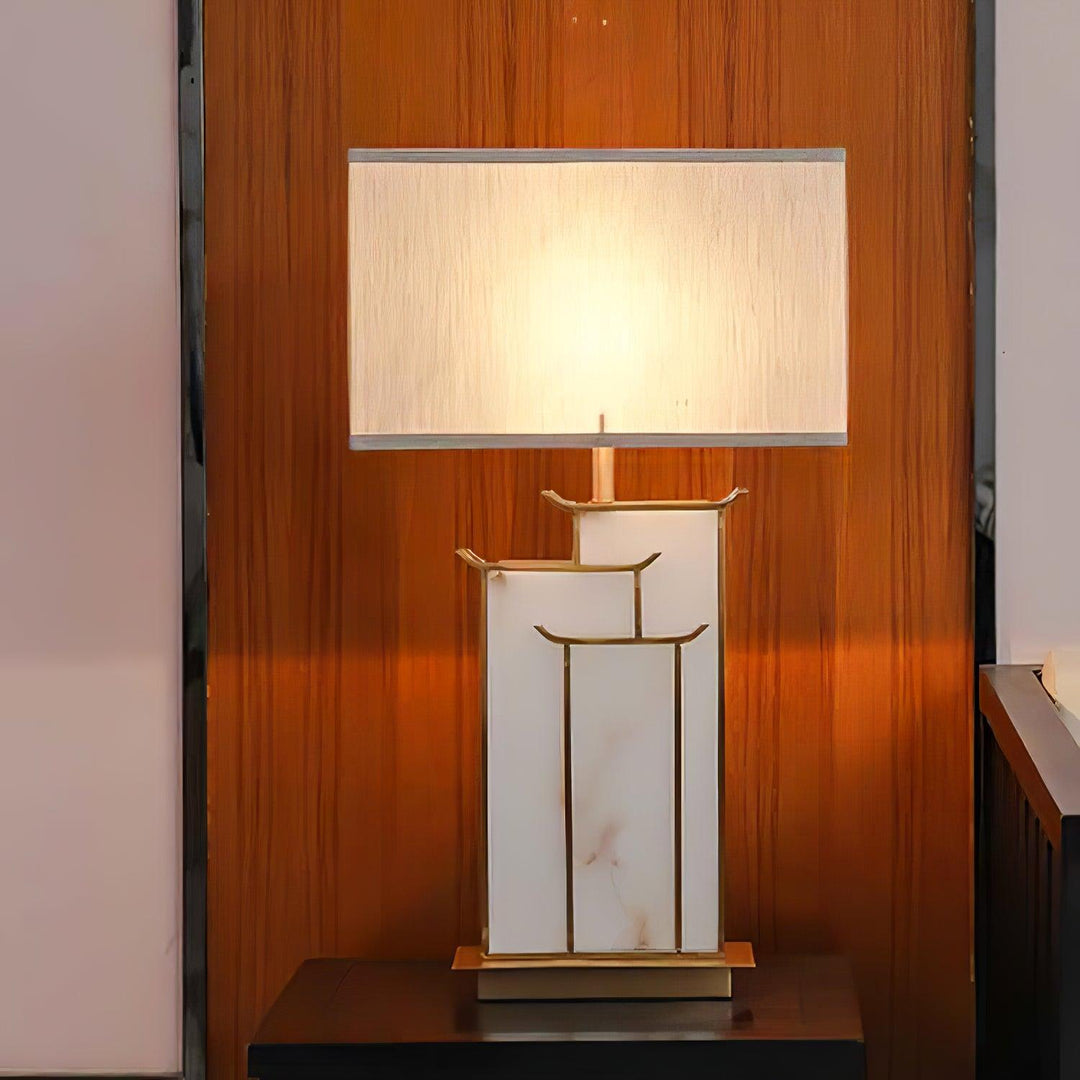 Lampe rectangulaire or et blanc. Éclairage d'appoint luxe, design contemporain pour toute pièce.