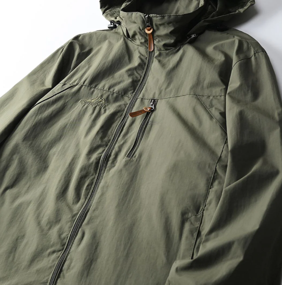 Tissu technique de la veste homme imperméable et respirante, essentielle pour l'aventure et le sport.