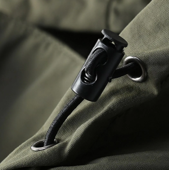 Dos de la veste outdoor homme avec capuche, design ergonomique pour randonnée, sport et voyage.