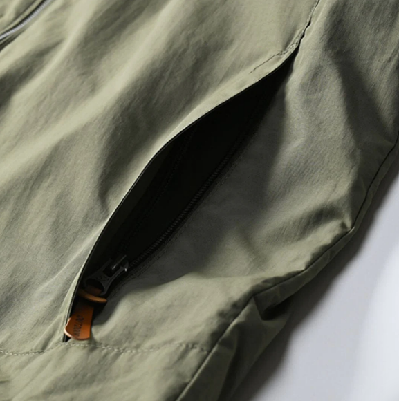 Profil latéral de la veste coupe-vent homme imperméable, fonctionnelle et élégante pour l'outdoor.