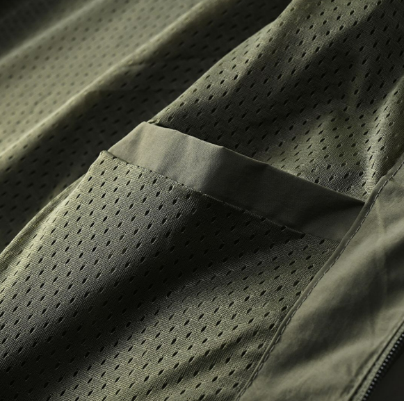 Veste homme imperméable compacte, facile à transporter pour le voyage, camping et aventure outdoor.