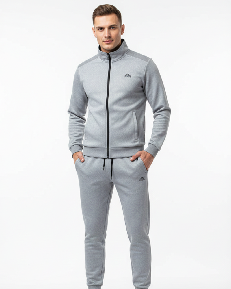 Ensemble sport homme confortable, composé d'une veste zippée et d'un pantalon, parfait pour l'activité ou la détente.