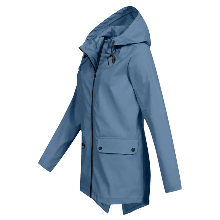 Gros plan sur le tissu imperméable d'un manteau de pluie long pour femme, qualité et protection.